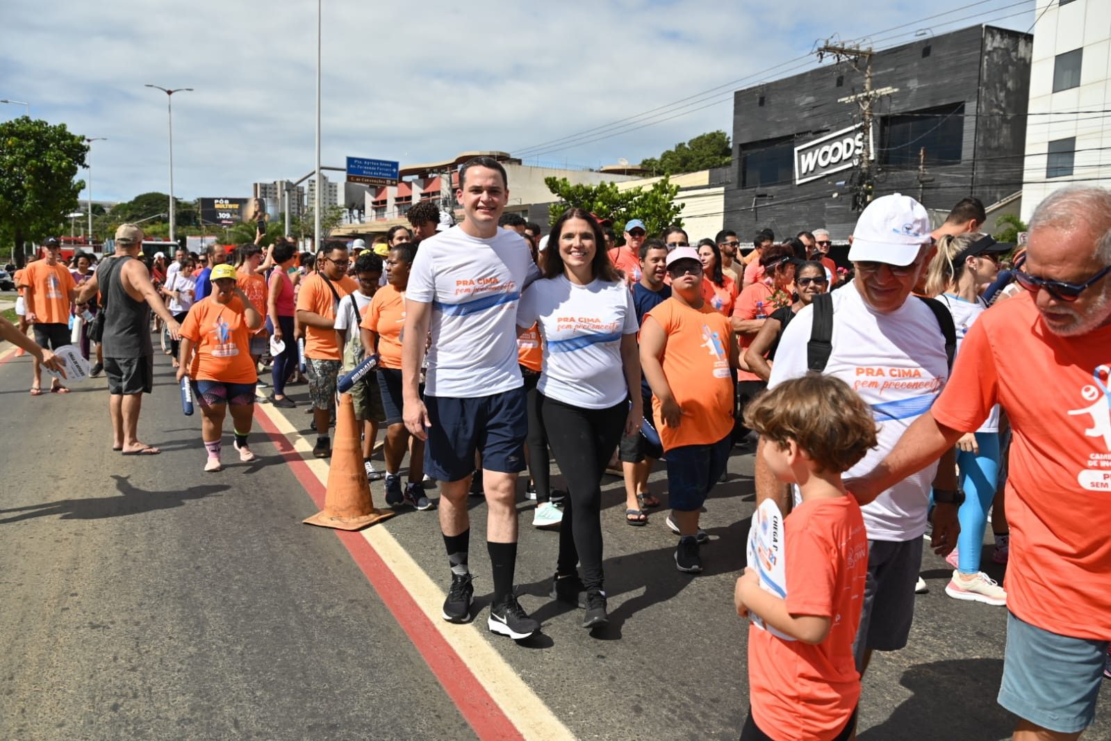 Caminhada emocionante organizada por Pazolini e Vitória Down reúne milhares de pessoas em Camburi