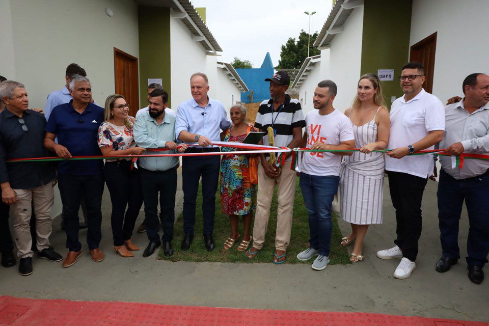 Governador Renato Casagrande entrega casas populares e anuncia novos investimentos em Viana