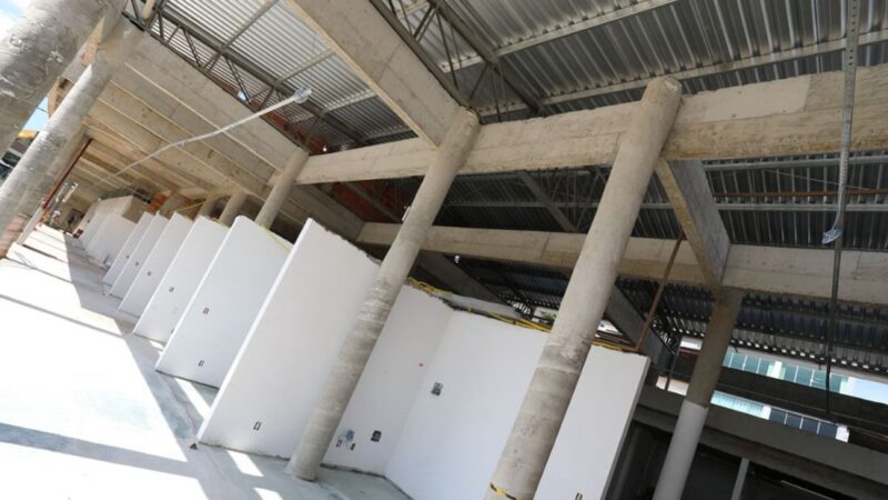 Mercado Municipal de Cariacica avança: estrutura dos boxes em montagem e telhado concluído