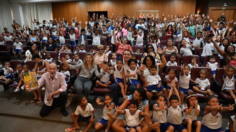 Dia Nacional do Livro Infantil é comemorado com teatro na Prefeitura de Vitória