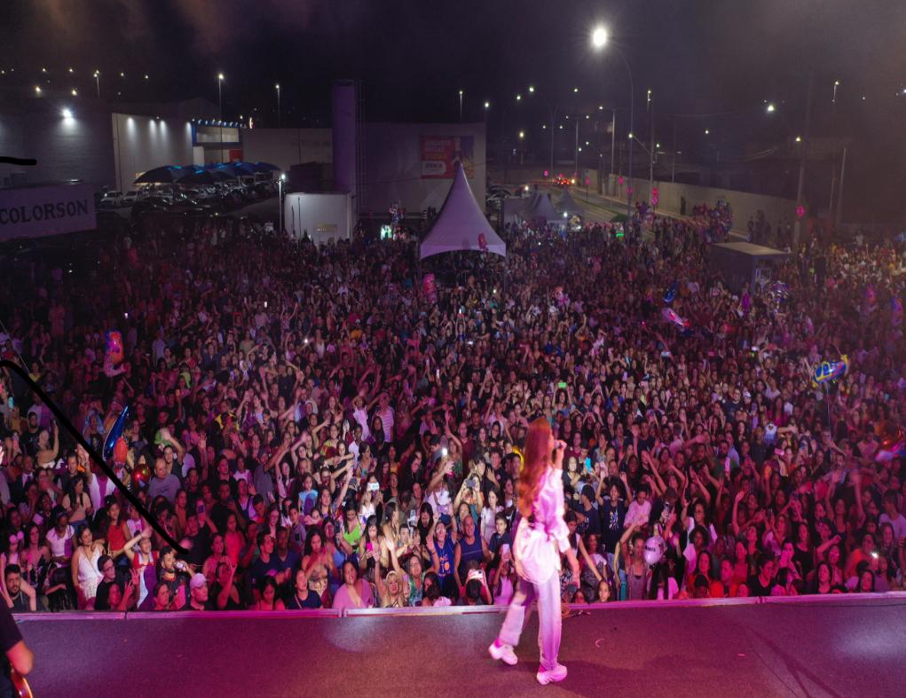 Aviva Viana atrai uma multidão de mais de 10 mil pessoas em uma noite de celebração