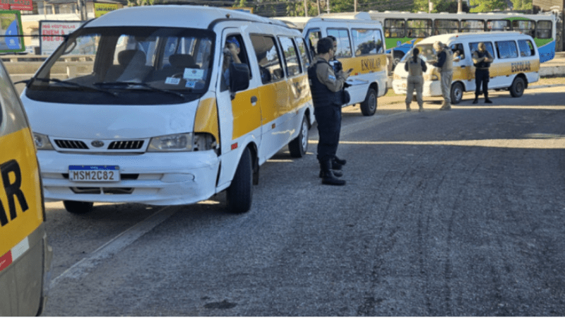 Ação de fiscalização em transporte escolar marca a parceria entre Prefeitura de Cariacica e Detran no Maio Amarelo