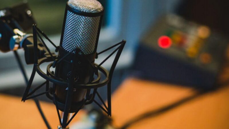 Podcast oferece orientações para jovens que desejam seguir carreira artística