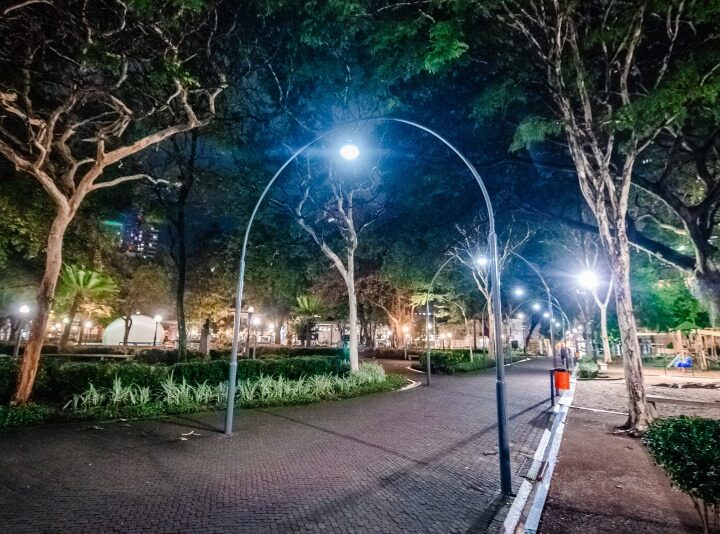 Parque Moscoso ganha novo brilho com a revitalização dos arcos históricos e a instalação de luminárias