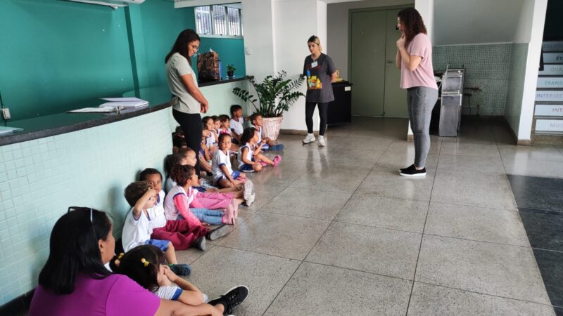 Alunos da Educação infantil visitam réplica de Dona Domingas na Escola de Ciência, Biologia e História