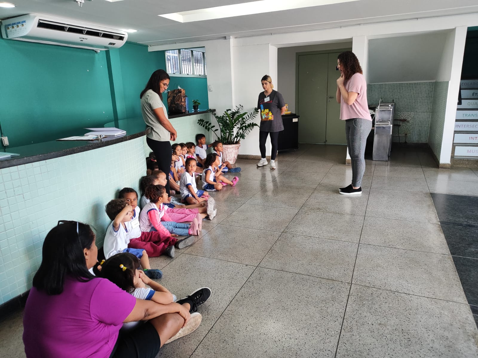 Alunos da Educação infantil visitam réplica de Dona Domingas na Escola de Ciência, Biologia e História