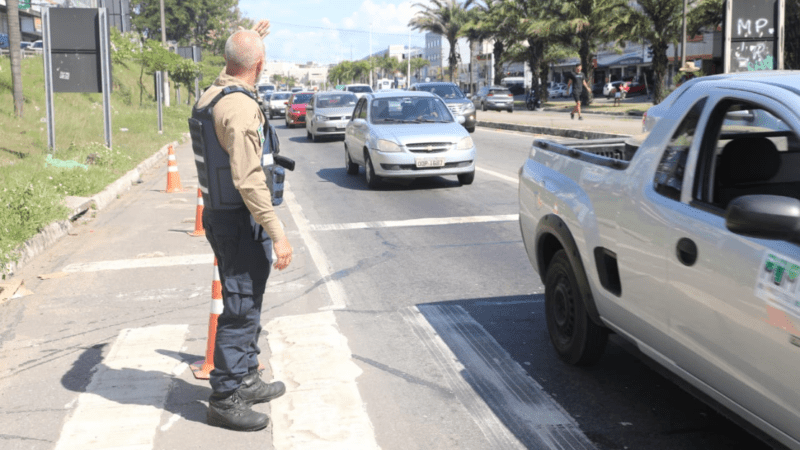 Agentes de trânsito de Cariacica realizam interdição na Avenida Mário Gurgel para melhorar a fluidez de veículos