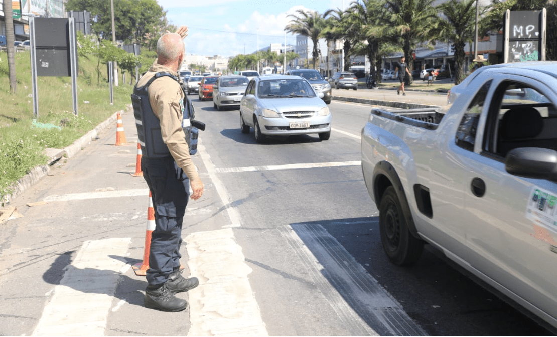 Agentes de trânsito de Cariacica realizam interdição na Avenida Mário Gurgel para melhorar a fluidez de veículos