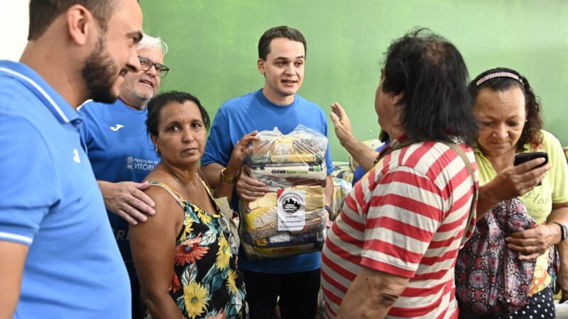 Pazolini distribui 200 cestas básicas para famílias de Vitória