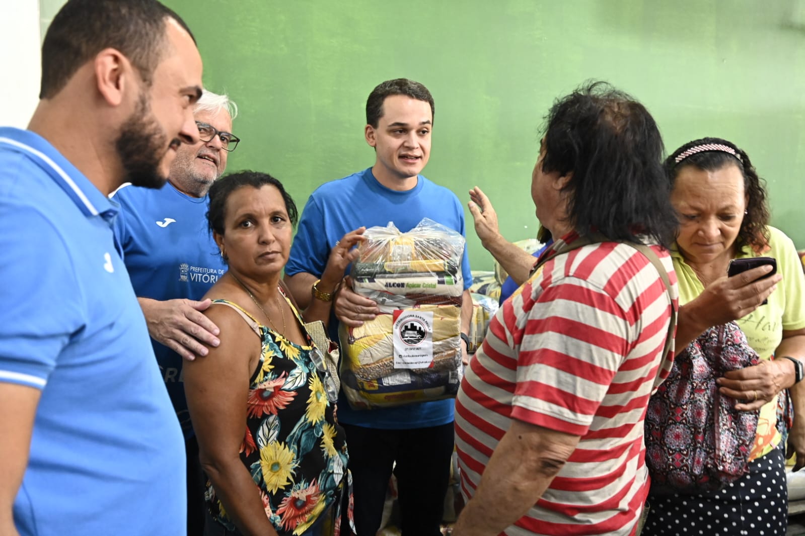 Pazolini distribui 200 cestas básicas para famílias de Vitória