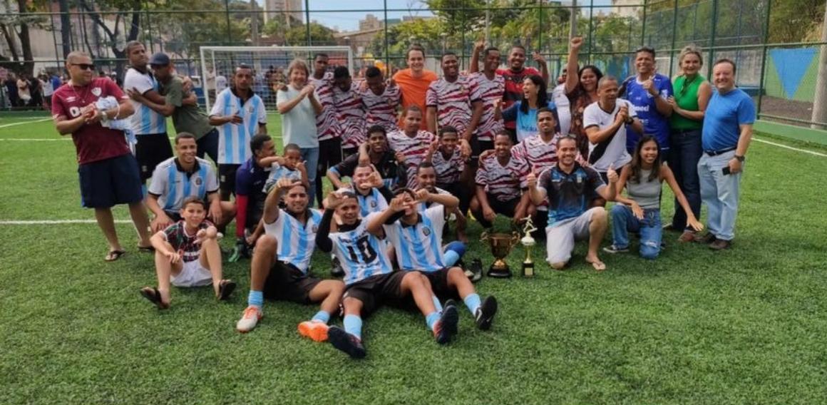 Pazolini curte um domingo tradicional com feira e futebol