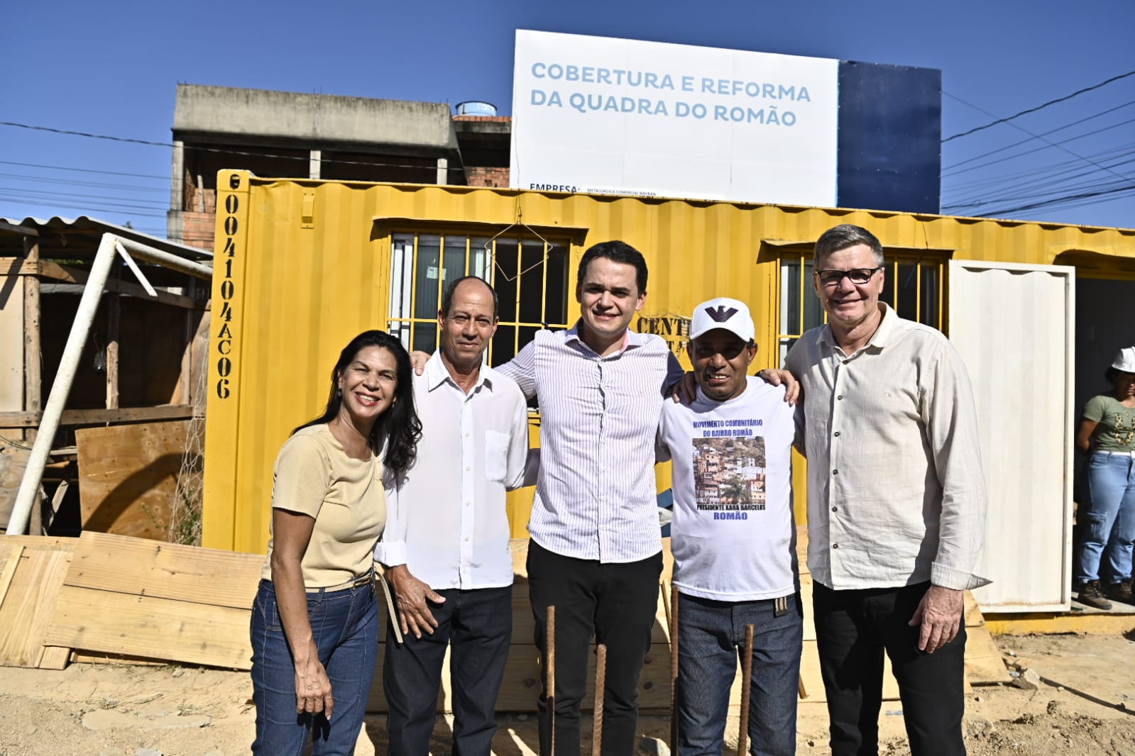 Pazolini acompanha obras em quadra poliesportiva do bairro Romão, que se transformará em mini-centro esportivo