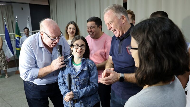 Governo do Estado fornece óculos inteligentes para alunos com deficiência visual