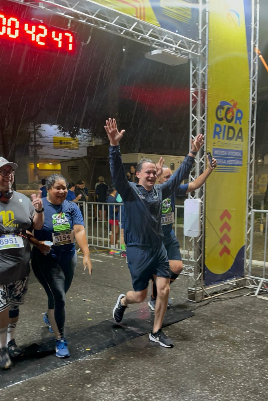 Pazolini participa de corrida noturna que enaltece história e arte no Centro de Vitória