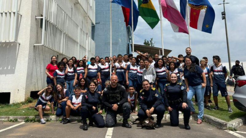 Guarda Municipal de Vila Velha recebe visita de alunos da escola Gil Bernardes