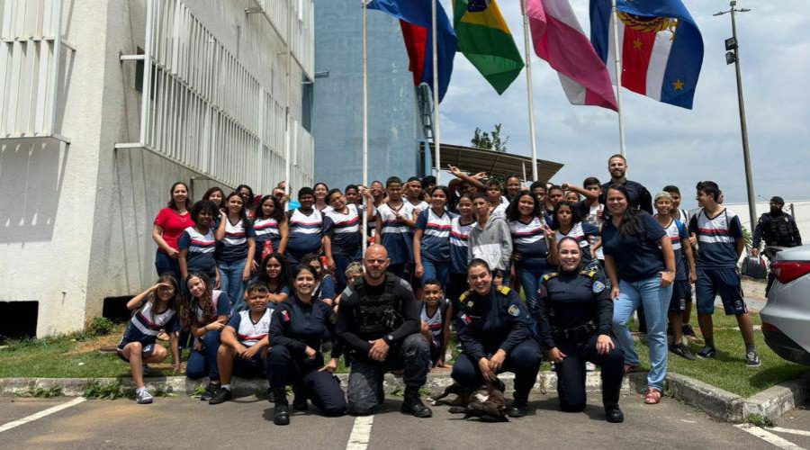 Guarda Municipal de Vila Velha recebe visita de alunos da escola Gil Bernardes