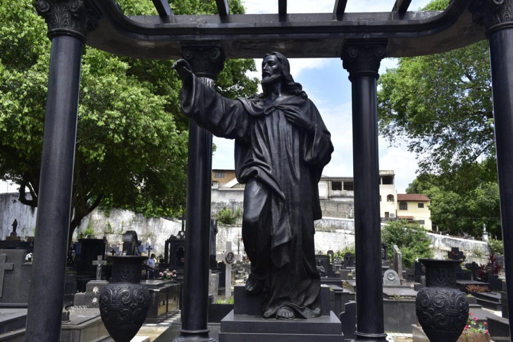 Os cemitérios de Vitória são preparados para o Dia de Finados e suas homenagens póstumas