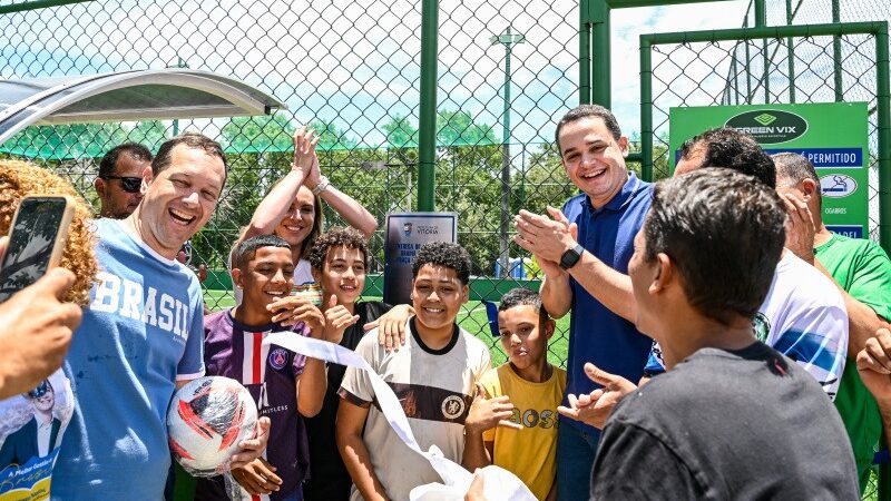 Prefeitura de Vitória inaugura campo de grama sintética para a comunidade de Inhanguetá