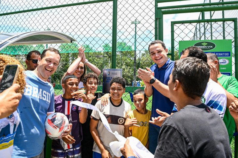 Prefeitura de Vitória inaugura campo de grama sintética para a comunidade de Inhanguetá