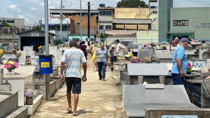 Movimento intenso nos cemitérios de Cariacica marca o Dia de Finados