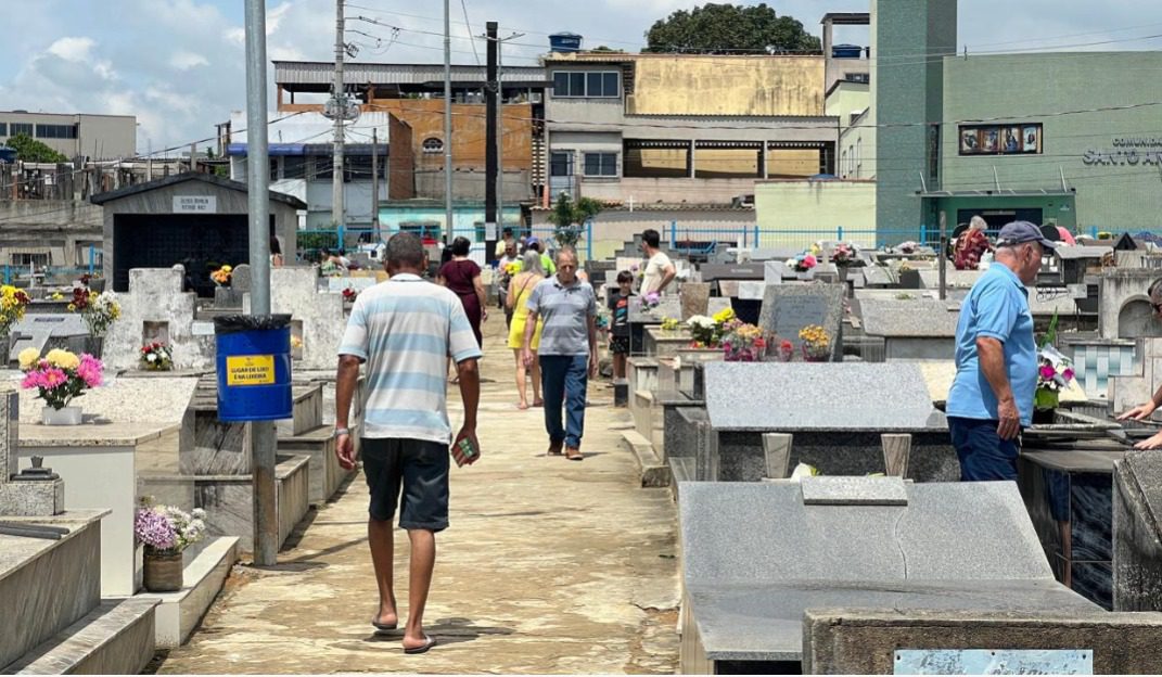 Movimento intenso nos cemitérios de Cariacica marca o Dia de Finados