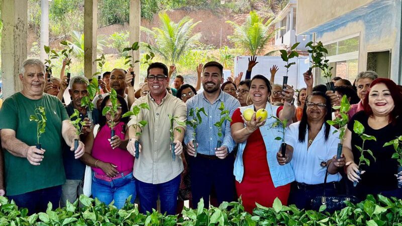 Agricultores de Itapemirim recebem mudas de maracujá para fortalecer arranjos produtivos