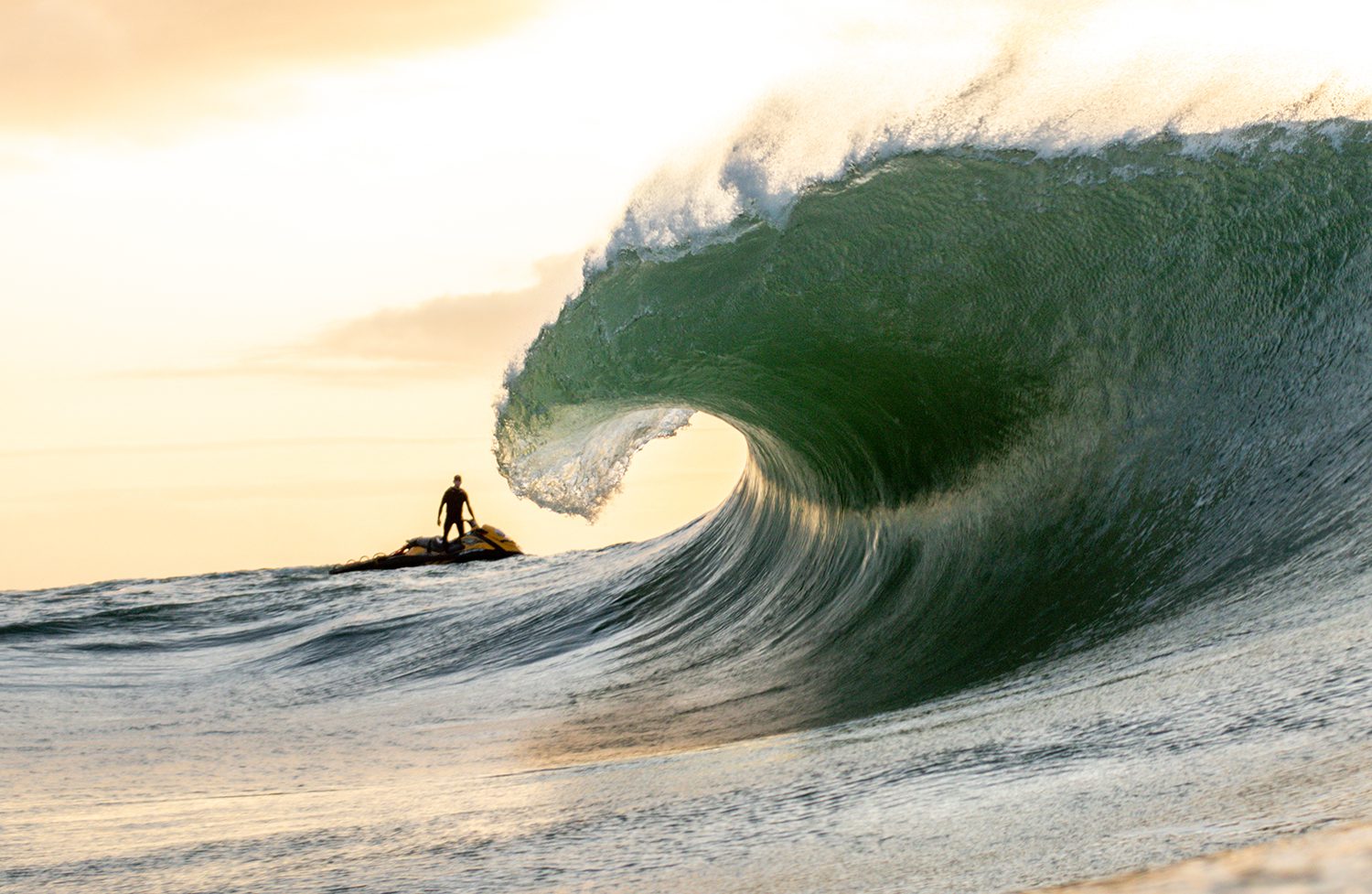 O Espírito Santo nas alturas: Fábio Sandes encara as ondas gigantes de Nazaré