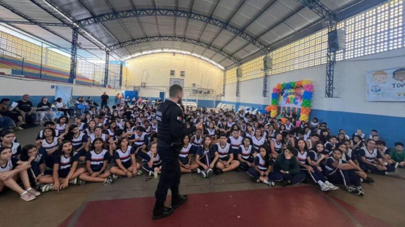 Bullying é tema de palestra para alunos da escola municipal