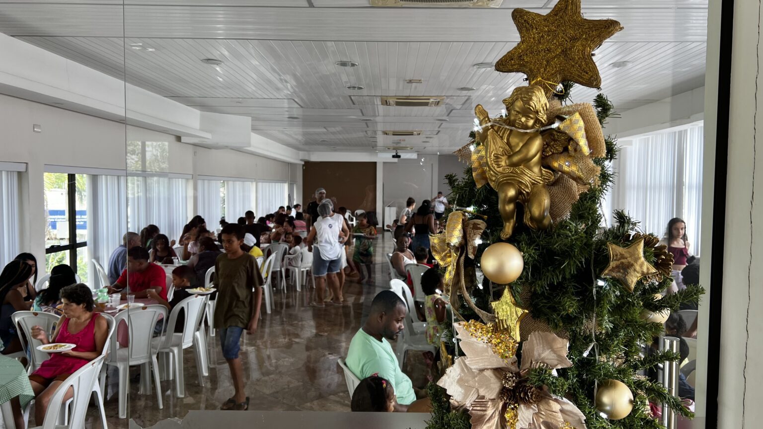 Diocese de Cachoeiro promove almoço de natal para famílias carentes