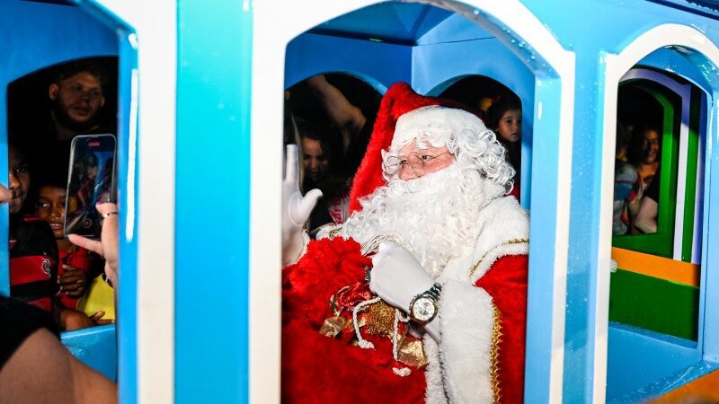 Natal dos Sonhos: Papai Noel chega pelo rio e neve transforma São Pedro em magia