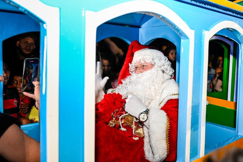 Natal dos Sonhos: Papai Noel chega pelo rio e neve transforma São Pedro em magia