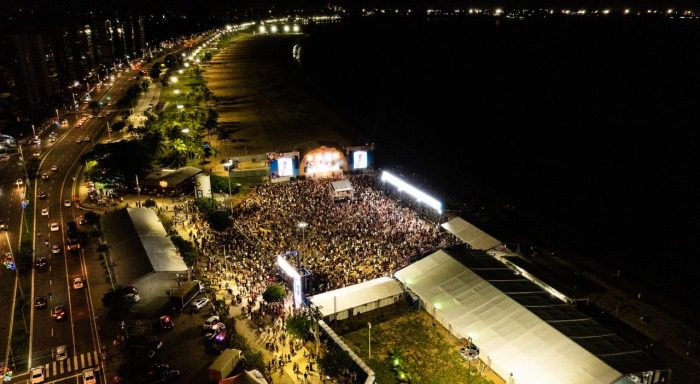 Praia de Camburi recebe público animado no segundo dia da Arena de Verão