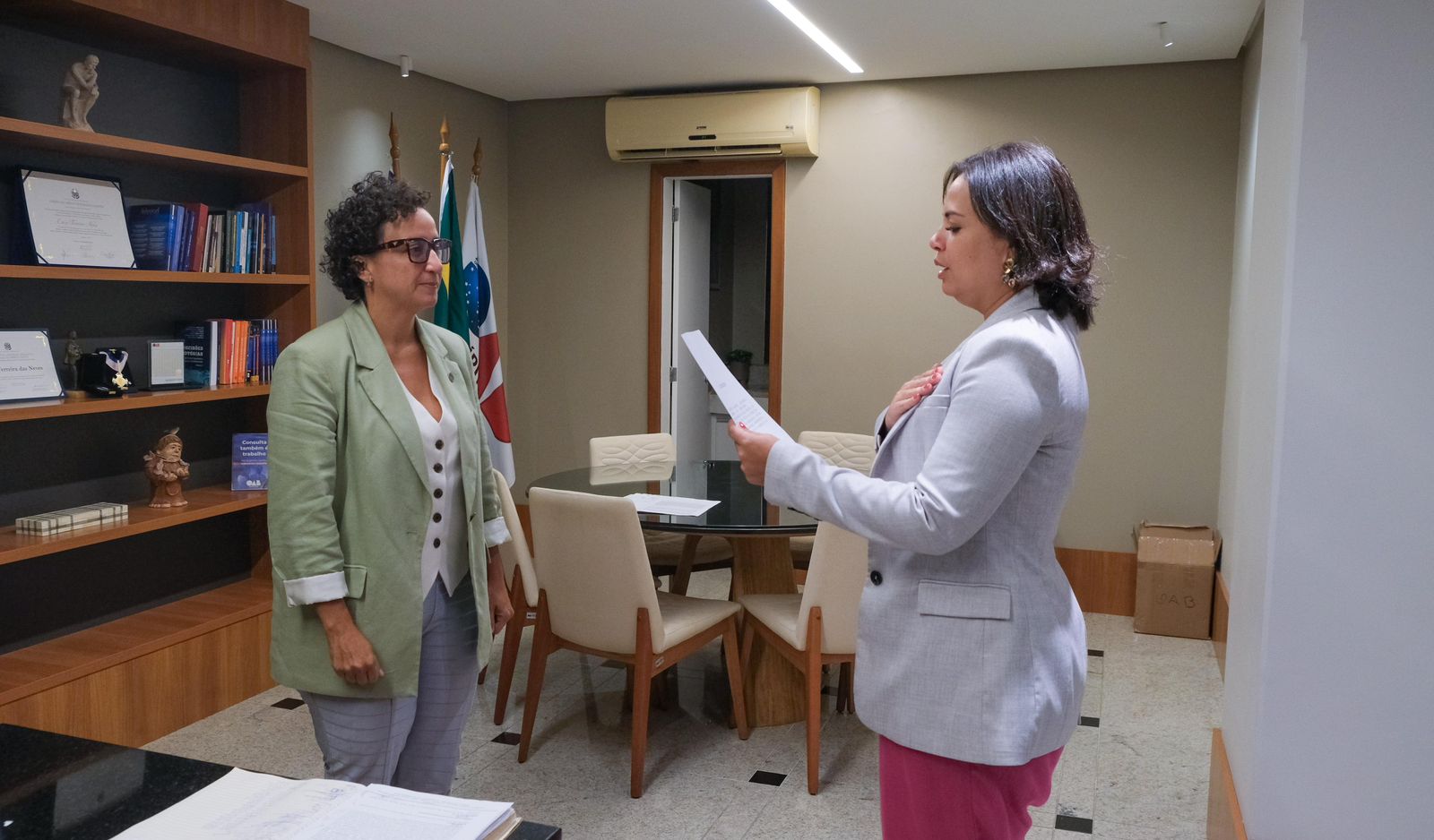 Kelly Andrade toma posse como presidente da CAAES e marca história como a primeira mulher a liderar a instituição