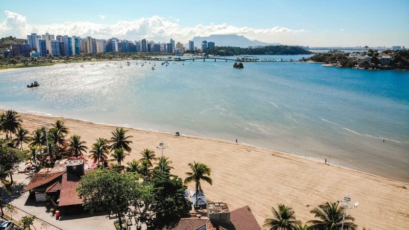 Quiosques são obrigados a retirar mesas, cadeiras e cordas de areia em praias de Vitória; entenda decisão