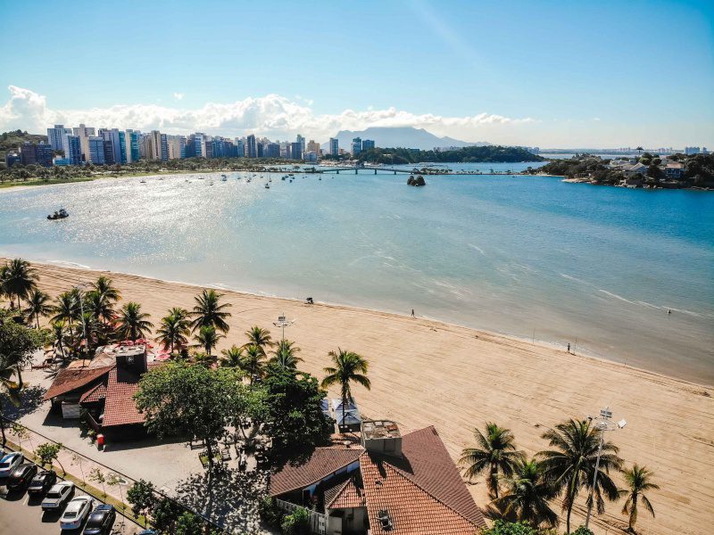 Quiosques são obrigados a retirar mesas, cadeiras e cordas de areia em praias de Vitória; entenda decisão