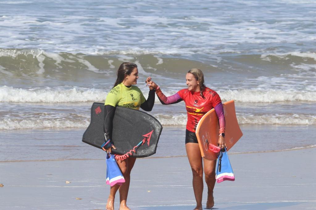 Neymara e sua filha Luna competem para alcançar as quartas de final no Circuito Mundial de Bodyboarding, no Marrocos