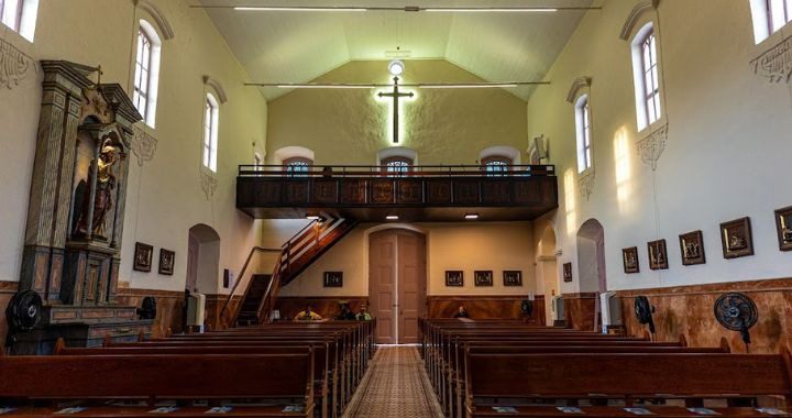 Turistas alemães se impressionam com a beleza da Igreja do Rosário